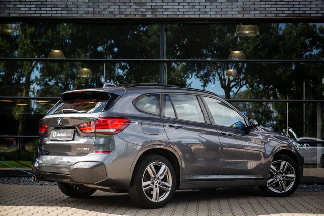 BMW X1 xDrive25e Executive Glazen panoramadak, Head-up display, Achteruitrijcamera, Sfeerverlichting,