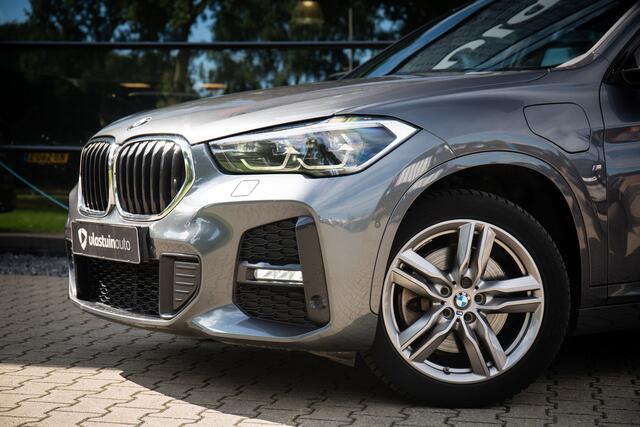 BMW X1 xDrive25e Executive Glazen panoramadak, Head-up display, Achteruitrijcamera, Sfeerverlichting,