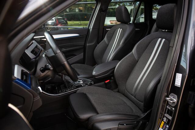 BMW X1 xDrive25e Executive Glazen panoramadak, Head-up display, Achteruitrijcamera, Sfeerverlichting,