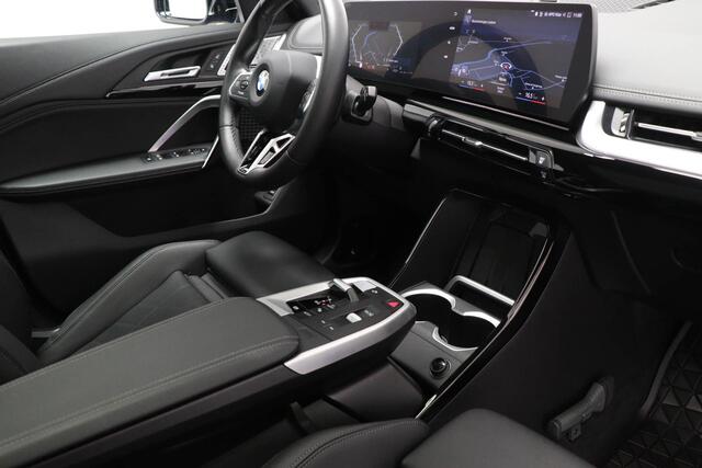 BMW X1 sDrive18i M-Sport | PREMIUM / INNOVATION / TRAVEL | PANORAMADAK | HEAD UP | 360 CAMERA | TREKHAAK | 20"