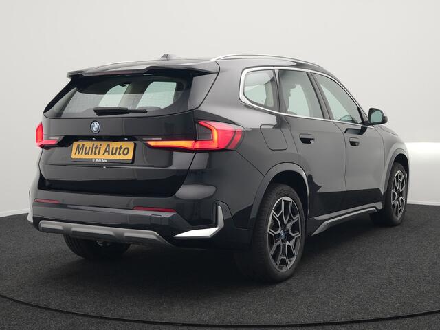 BMW X1 xDrive25e xLine Plug In Hybrid 221pk Dealer O.H PHEV | Trekhaak Af Fabriek | Head Up | 360 Camera | Adaptive Cruise | Harman Kardon | Lederen Sportstoelen Memory & Verwarmd | Navigatie | Apple Carplay | Virtual | Verwamd Stuur | DAB |