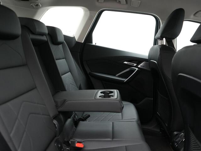 BMW X1 xDrive25e xLine Plug In Hybrid 221pk Dealer O.H PHEV | Trekhaak Af Fabriek | Head Up | 360 Camera | Adaptive Cruise | Harman Kardon | Lederen Sportstoelen Memory & Verwarmd | Navigatie | Apple Carplay | Virtual | Verwamd Stuur | DAB |