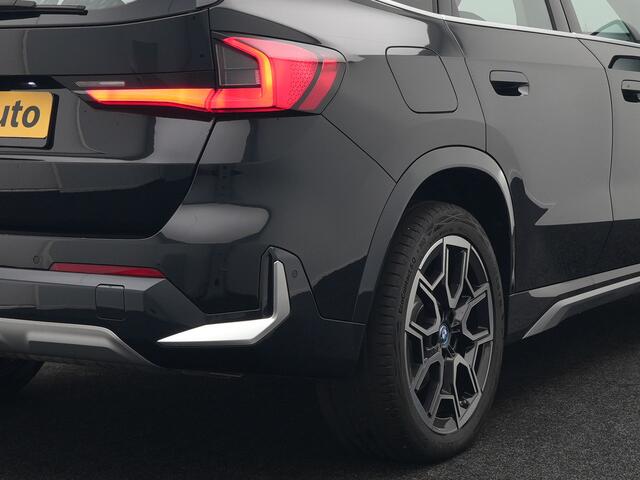 BMW X1 xDrive25e xLine Plug In Hybrid 221pk Dealer O.H PHEV | Trekhaak Af Fabriek | Head Up | 360 Camera | Adaptive Cruise | Harman Kardon | Lederen Sportstoelen Memory & Verwarmd | Navigatie | Apple Carplay | Virtual | Verwamd Stuur | DAB |