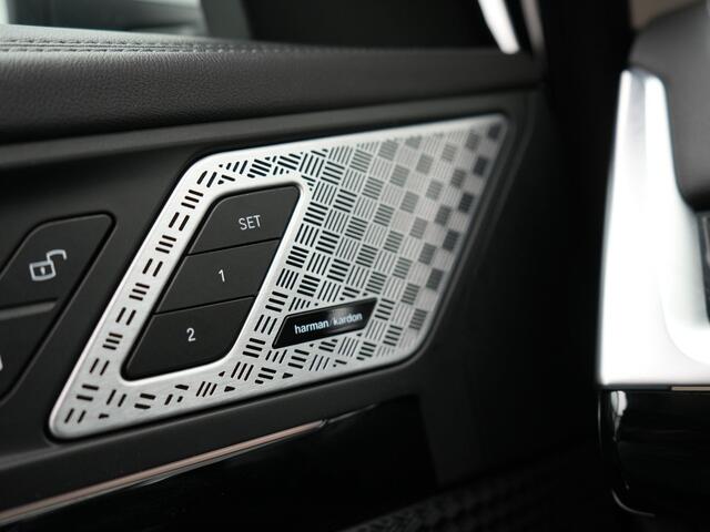 BMW X1 xDrive25e xLine Plug In Hybrid 221pk Dealer O.H PHEV | Trekhaak Af Fabriek | Head Up | 360 Camera | Adaptive Cruise | Harman Kardon | Lederen Sportstoelen Memory & Verwarmd | Navigatie | Apple Carplay | Virtual | Verwamd Stuur | DAB |