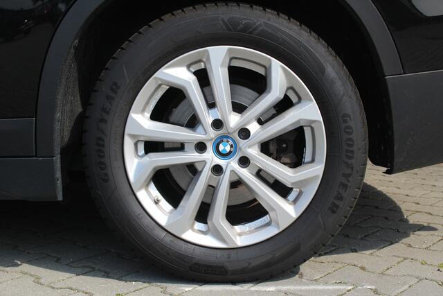 BMW X1 xDrive25e Executive | Incl. 12 maanden garantie | Cruise control | Voorstoelen verwarmd | Climate control | Parkeersensoren voor/achter | DAB | Lichtmetalen velgen | Airco | Bluetooth | Navigatie | Achteruitrijcamera
