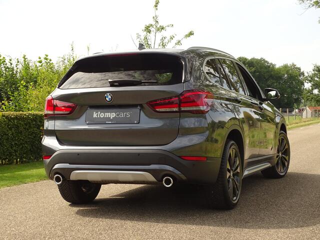 BMW X1 sDrive20i Executive | Camera | Nav | M-sportstuur | Zw.hemel | 18" | Uniek kmst.