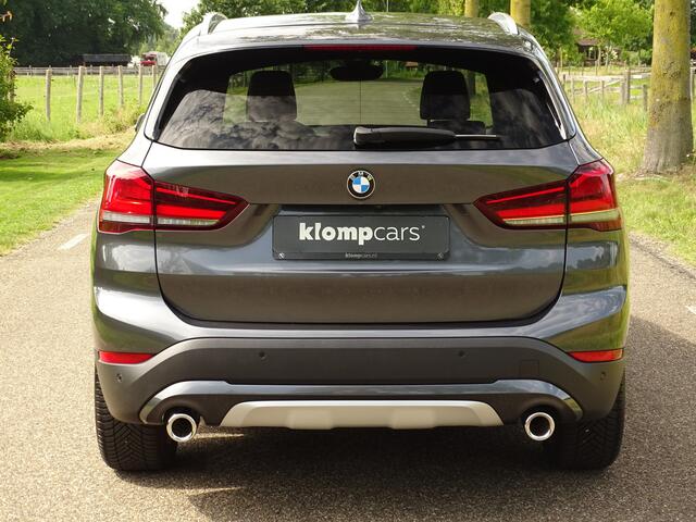 BMW X1 sDrive20i Executive | Camera | Nav | M-sportstuur | Zw.hemel | 18" | Uniek kmst.