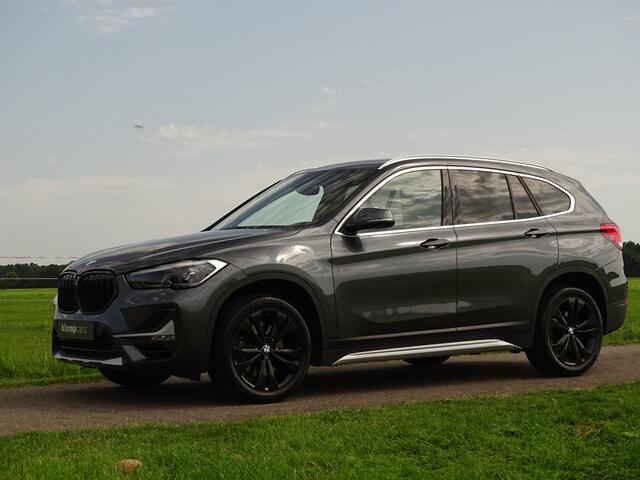 BMW X1 sDrive20i Executive | Camera | Nav | M-sportstuur | Zw.hemel | 18" | Uniek kmst.