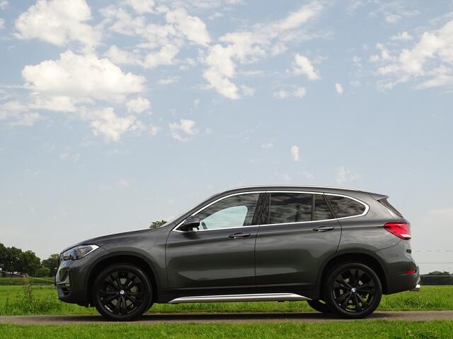 BMW X1 sDrive20i Executive | Camera | Nav | M-sportstuur | Zw.hemel | 18" | Uniek kmst.