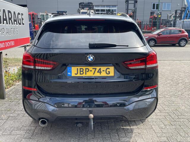 BMW X1 xDrive25e High Executive M Sport 18''/Leder/Trekhaak/Stoelverwarming/Sportstoelen/Elektrische Klep/LED/DAB/Navigatie/PDC