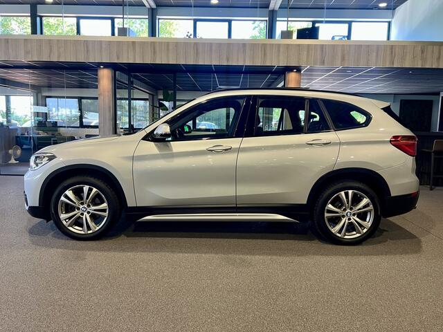 BMW X1 sDrive18i Panorama | Navigatie | Stoelverwarming | Zeer nette auto