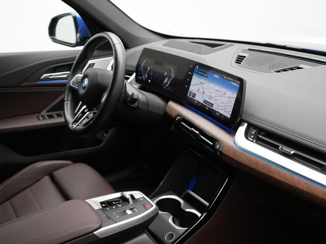 BMW X1 xDrive30e M Sport Plug In Hybrid 327pk Dealer O.H PHEV | Head Up | Adaptive Cruise | M Sportstuur | 360 Camera | Harman Kardon | Lederen Sportstoelen Massage & Memory | Apple Carplay | Navigatie| Virtual | DAB |