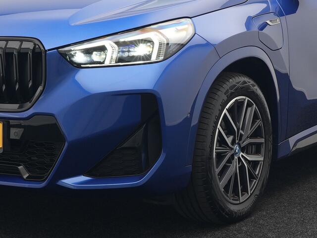 BMW X1 xDrive30e M Sport Plug In Hybrid 327pk Dealer O.H PHEV | Head Up | Adaptive Cruise | M Sportstuur | 360 Camera | Harman Kardon | Lederen Sportstoelen Massage & Memory | Apple Carplay | Navigatie| Virtual | DAB |