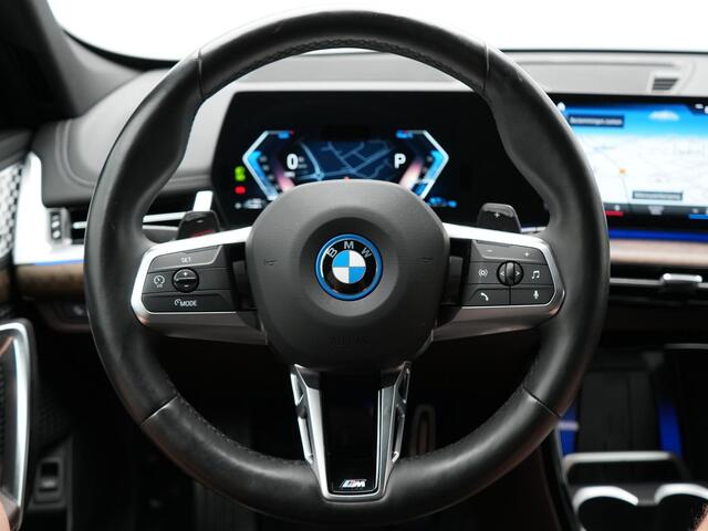BMW X1 xDrive30e M Sport Plug In Hybrid 327pk Dealer O.H PHEV | Head Up | Adaptive Cruise | M Sportstuur | 360 Camera | Harman Kardon | Lederen Sportstoelen Massage & Memory | Apple Carplay | Navigatie| Virtual | DAB |