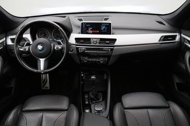BMW X1 xDrive20i High Executive M-pakket 2017 | Dealer Onderhouden | Panorama Dak | Airco | Navigatie | Cruise Control | Stoelverwarming | Stuurwiel Bediening | 2 Sleutels | Dashcam | Spraak Bediening | Nationale Autopas