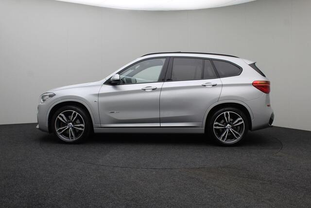 BMW X1 xDrive20i High Executive M-pakket 2017 | Dealer Onderhouden | Panorama Dak | Airco | Navigatie | Cruise Control | Stoelverwarming | Stuurwiel Bediening | 2 Sleutels | Dashcam | Spraak Bediening | Nationale Autopas