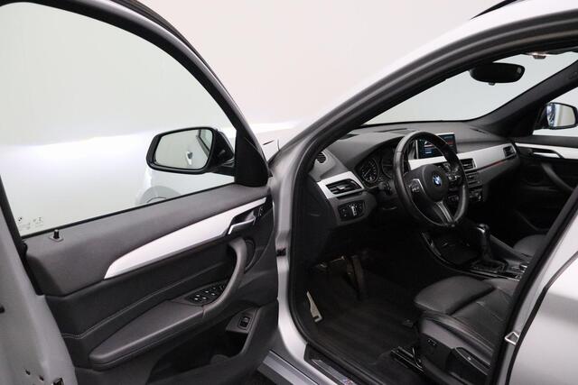 BMW X1 xDrive20i High Executive M-pakket 2017 | Dealer Onderhouden | Panorama Dak | Airco | Navigatie | Cruise Control | Stoelverwarming | Stuurwiel Bediening | 2 Sleutels | Dashcam | Spraak Bediening | Nationale Autopas