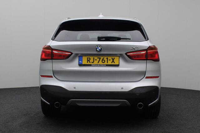 BMW X1 xDrive20i High Executive M-pakket 2017 | Dealer Onderhouden | Panorama Dak | Airco | Navigatie | Cruise Control | Stoelverwarming | Stuurwiel Bediening | 2 Sleutels | Dashcam | Spraak Bediening | Nationale Autopas