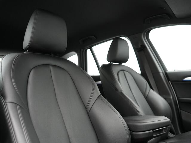 BMW X1 xDrive25e M Sport Plug In Hybrid 222pk Dealer O.H PHEV | Trekhaak Afneembaar | Cruise Control | Lederen Sportstoelen Verwarmd | Bluetooth | Sfeerverlichting | Sportstuur Leder | Navigatie | DAB | 18" LM |