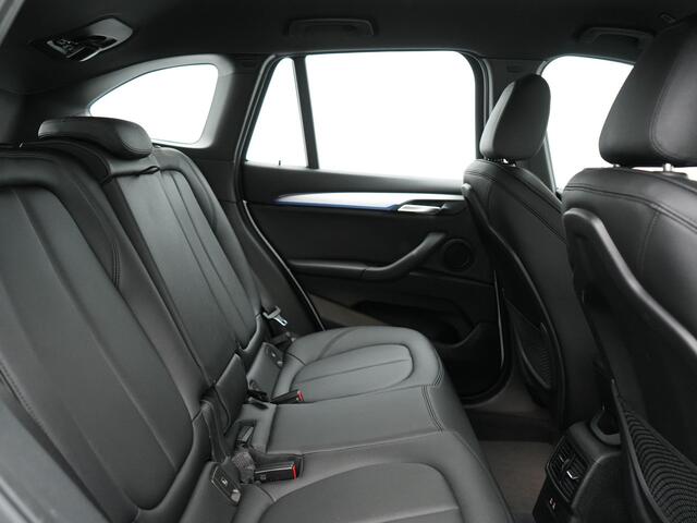 BMW X1 xDrive25e M Sport Plug In Hybrid 222pk Dealer O.H PHEV | Trekhaak Afneembaar | Cruise Control | Lederen Sportstoelen Verwarmd | Bluetooth | Sfeerverlichting | Sportstuur Leder | Navigatie | DAB | 18" LM |