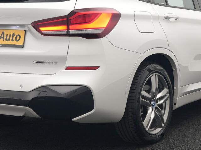 BMW X1 xDrive25e M Sport Plug In Hybrid 222pk Dealer O.H PHEV | Trekhaak Afneembaar | Cruise Control | Lederen Sportstoelen Verwarmd | Bluetooth | Sfeerverlichting | Sportstuur Leder | Navigatie | DAB | 18" LM |