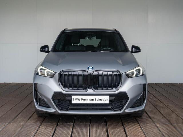 BMW X1 xDrive30e | M Sportpakket | Innovation Pack | 20 inch | Comfort Access | Glazen panoramadak | Driving Assistent Plus | Head-Up Display