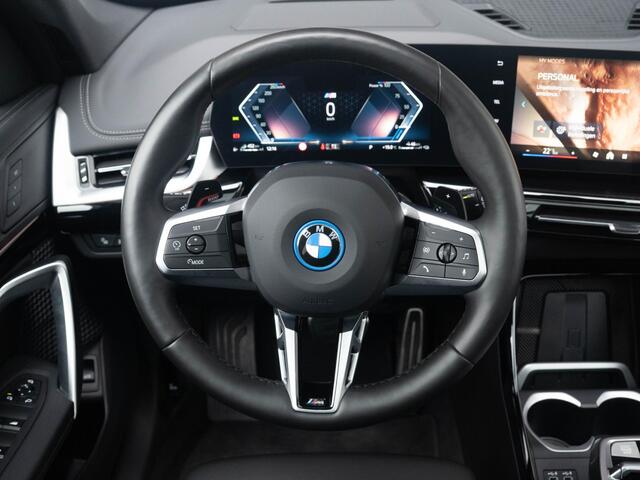 BMW X1 xDrive30e | M Sportpakket | Innovation Pack | 20 inch | Comfort Access | Glazen panoramadak | Driving Assistent Plus | Head-Up Display