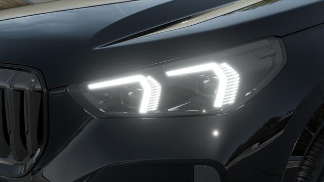 BMW X1 sDrive20i High Executive M Sport Automaat / Panoramadak / Trekhaak / Sportstoelen / M Adaptief onderstel / Adaptieve LED / Parking Assistant Plus / Head-Up / Comfort Access