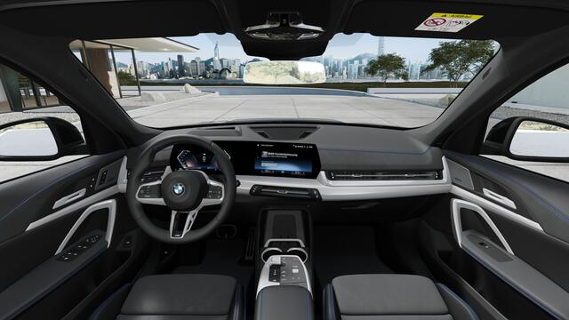 BMW X1 sDrive20i High Executive M Sport Automaat / Panoramadak / Trekhaak / Sportstoelen / M Adaptief onderstel / Adaptieve LED / Parking Assistant Plus / Head-Up / Comfort Access