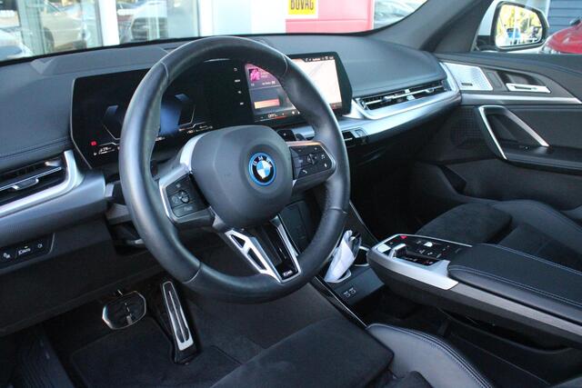 BMW X1 xDrive30e M-SPORT | PANORAMISCH SCHUIF/KANTEL DAK | ELEKTRISCH WEGKLAPBARE TREKHAAK | HARMAN/KARDON AUDIO SYSTEM | ALARMINSTALLATIE | ELEKTRISCH BEDIENBARE VOORSTOELEN MET GEHEUGENFUNCTIE "ACTIEVE ZITPLAATSEN" | STOEL VERWARMING | DRIVING ASSISTANT PROFES