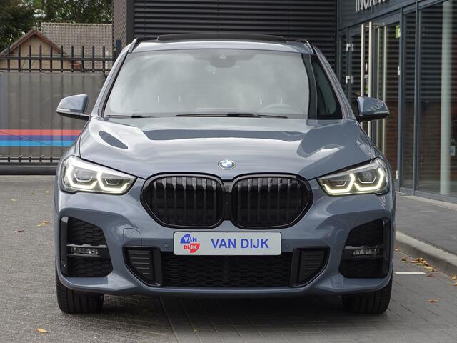 BMW X1 xDrive25e M Sportpakket Pano.dak Head-Up Display Harman-Kardon LED Camera Navi-Plus Apple Carplay Park.Ass. Driv.Ass. 19''LM Velgen