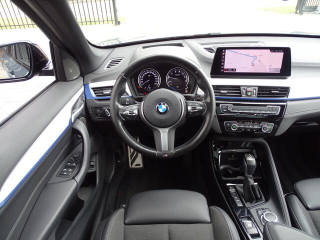 BMW X1 xDrive25e M Sportpakket Pano.dak Head-Up Display Harman-Kardon LED Camera Navi-Plus Apple Carplay Park.Ass. Driv.Ass. 19''LM Velgen