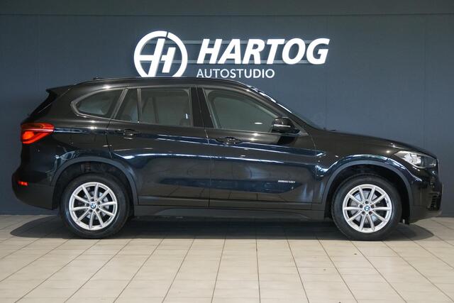 BMW X1 sDrive18i High Executive + SENSOREN / STOELVERWARMING / NAVIGATIE