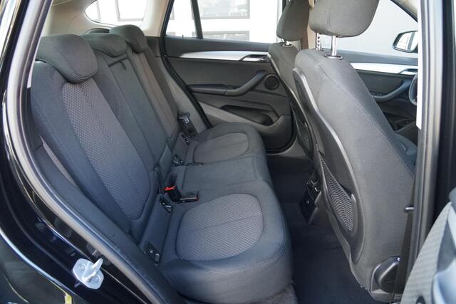 BMW X1 sDrive18i High Executive + SENSOREN / STOELVERWARMING / NAVIGATIE
