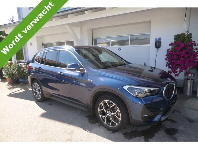 BMW X1 xDrive 25e Advantage Panoramadak Trekhaak LED Achteruitrijcamera Navi Pro HiFi-speakersysteem DAB