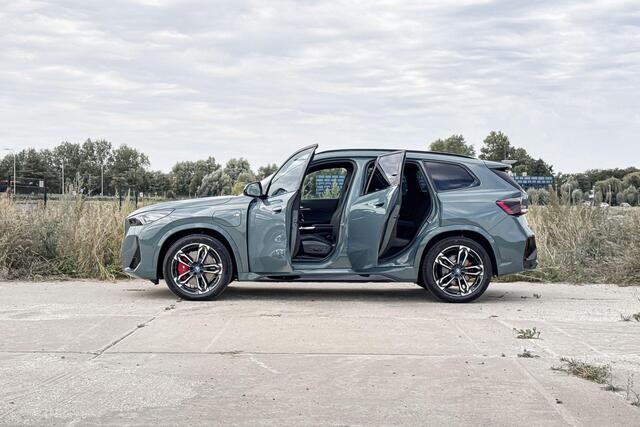 BMW X1 xDrive25e | M Sport | Glazen Panoramadak | Stoelverwarming | Head-up Display |