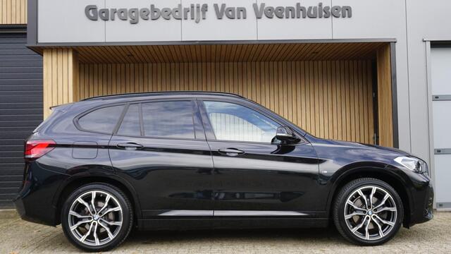 BMW X1 xDrive25e 220pk M-Sport *Facelift* Leder Pano-dak Head-up 19inch LM Afn.Trekhaak LED DAB Groot Navi 82201km!