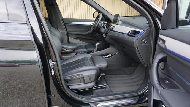 BMW X1 xDrive25e 220pk M-Sport *Facelift* Leder Pano-dak Head-up 19inch LM Afn.Trekhaak LED DAB Groot Navi 82201km!