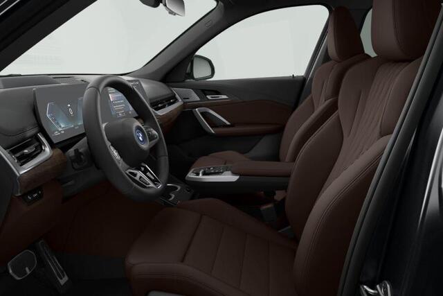 BMW X1 xDrive30e M-Sport Harman Kardon / Glazen Schuifdak / Head-Up / Parking Assistant Plus / Stoel & Stuurwielrandverwarming / Trekhaak Zwenkbaar / Adaptieve LED koplampen / Getinte Ramen / 19 Inch