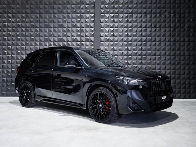 BMW X1 sDrive18i M Sport Pro | Pano | 20" | All Black | H&K | Topv. | Leer |
