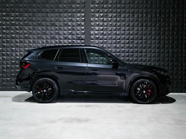 BMW X1 sDrive18i M Sport Pro | Pano | 20" | All Black | H&K | Topv. | Leer |