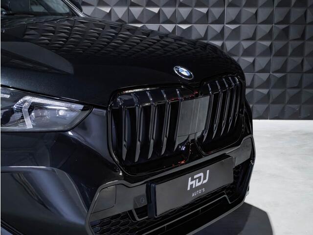 BMW X1 sDrive18i M Sport Pro | Pano | 20" | All Black | H&K | Topv. | Leer |