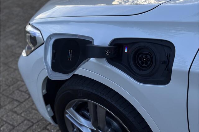 BMW X1 xDrive25e M-Sport | Sportstoelen | Stoelverwarming | Camera | Apple Carplay