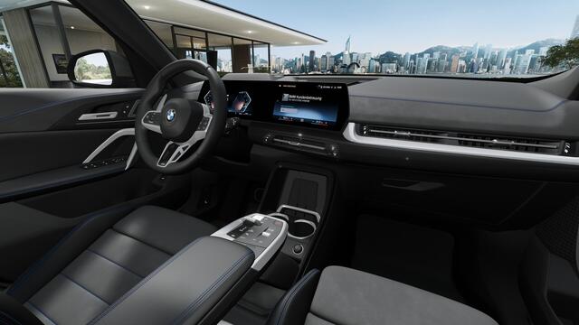 BMW X1 xDrive23i High Executive M Sport Automaat / Panoramadak / Trekhaak / Sportstoelen / M Adaptief onderstel / Head-Up / Adaptieve LED / Parking Assistant Plus