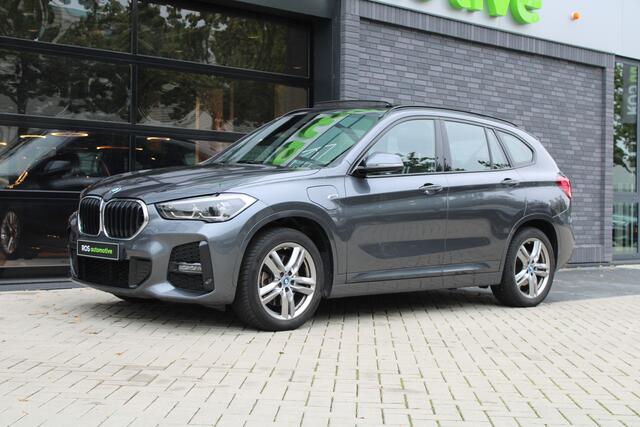 BMW X1 xDrive25e High Executive M-SPORT | BTW | PANO | ACC | CAMERA | KEYLESS | HUD | STOELVERWARMING |