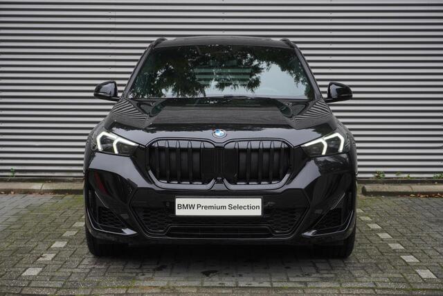 BMW X1 xDrive23i M Sportpakket Pro | schuif/ Kantel Dak | Trekhaak | Parking Assistant Plus | Driving Assistant Plus | Harman Kardon