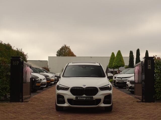 BMW X1 xDrive25i M-Sport | HUD | Carplay | Pano | Ad.Cruise | 19"| All black | Full Options!