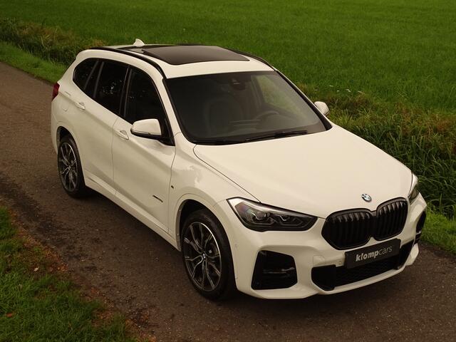 BMW X1 xDrive25i M-Sport | HUD | Carplay | Pano | Ad.Cruise | 19"| All black | Full Options!
