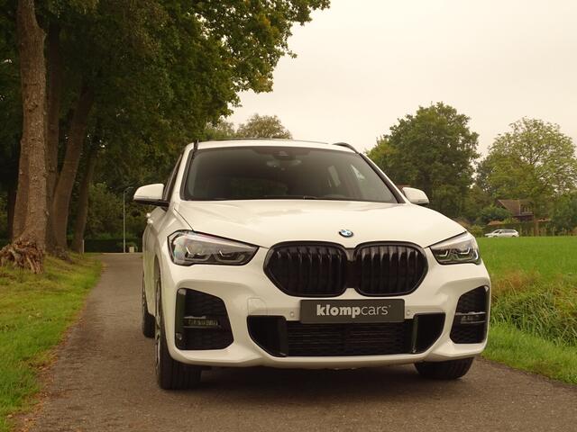BMW X1 xDrive25i M-Sport | HUD | Carplay | Pano | Ad.Cruise | 19"| All black | Full Options!