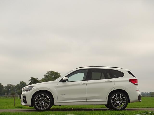 BMW X1 xDrive25i M-Sport | HUD | Carplay | Pano | Ad.Cruise | 19"| All black | Full Options!